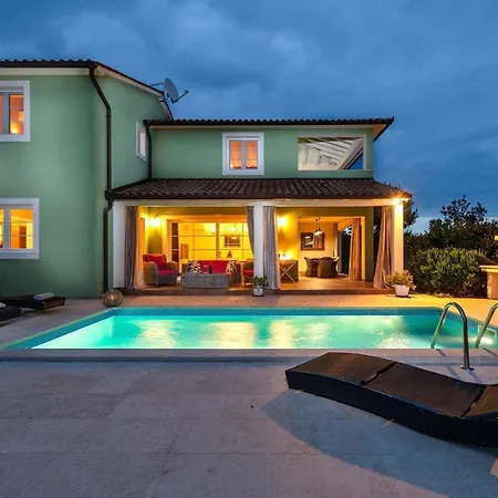 بيت للعطل Spacious House / Pool / Jacuzzi / Playground / 6+2
