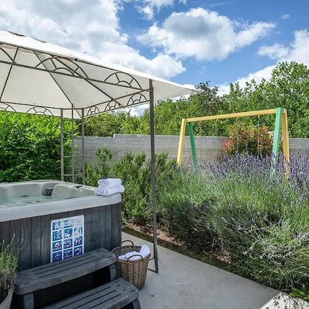 Spacious House / Pool / Jacuzzi / Playground / 6+2 * Rakalj