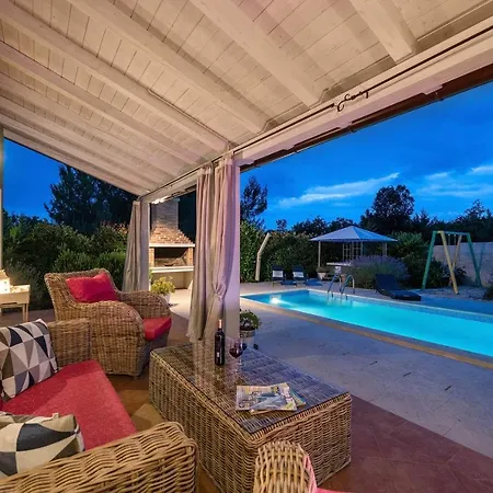 Spacious House / Pool / Jacuzzi / Playground / 6+2 Nyaraló *