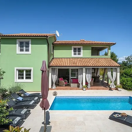 Spacious House / Pool / Jacuzzi / Playground / 6+2 Semesterbostad *