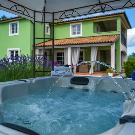 Spacious House / Pool / Jacuzzi / Playground / 6+2 *