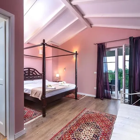 Spacious House / Pool / Jacuzzi / Playground / 6+2 Semesterbostad *