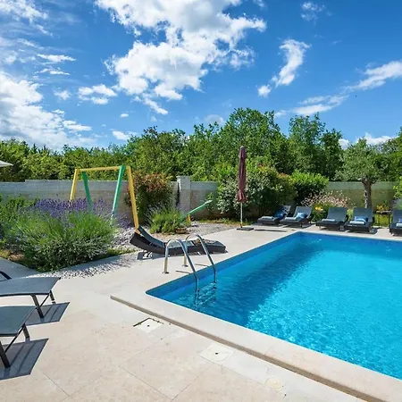 Spacious House / Pool / Jacuzzi / Playground / 6+2 Nyaraló Rakalj