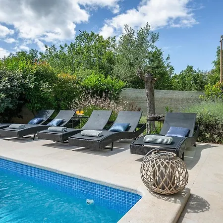 Spacious House / Pool / Jacuzzi / Playground / 6+2