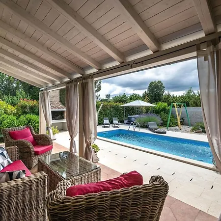 Spacious House / Pool / Jacuzzi / Playground / 6+2
