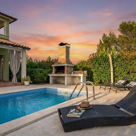 Spacious House / Pool / Jacuzzi / Playground / 6+2 بيت للعطل Rakalj
