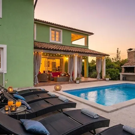 بيت للعطل Spacious House / Pool / Jacuzzi / Playground / 6+2 *