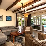 Spacious House / Pool / Jacuzzi / Playground / 6+2 Hébergement de vacances