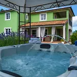 Spacious House / Pool / Jacuzzi / Playground / 6+2 *
