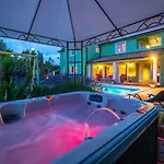 Spacious House / Pool / Jacuzzi / Playground / 6+2 Hébergement de vacances