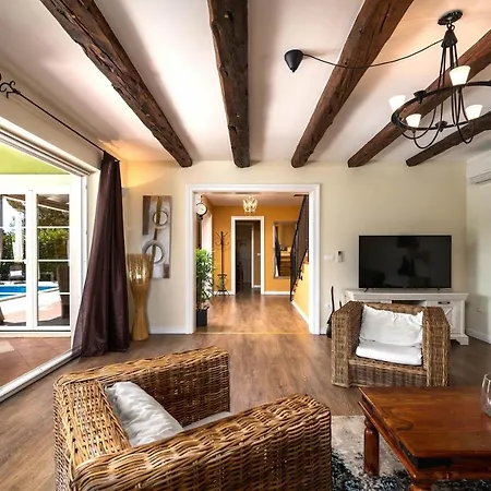 Spacious House / Pool / Jacuzzi / Playground / 6+2