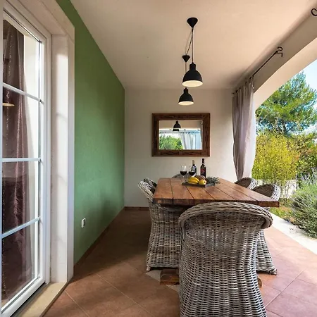 Spacious House / Pool / Jacuzzi / Playground / 6+2 *