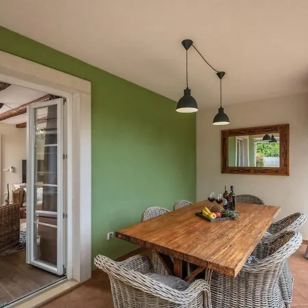 Dom wakacyjny Spacious House / Pool / Jacuzzi / Playground / 6+2 Rakalj