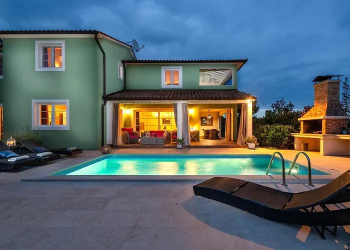 Vakantiehuis Spacious House / Pool / Jacuzzi / Playground / 6+2