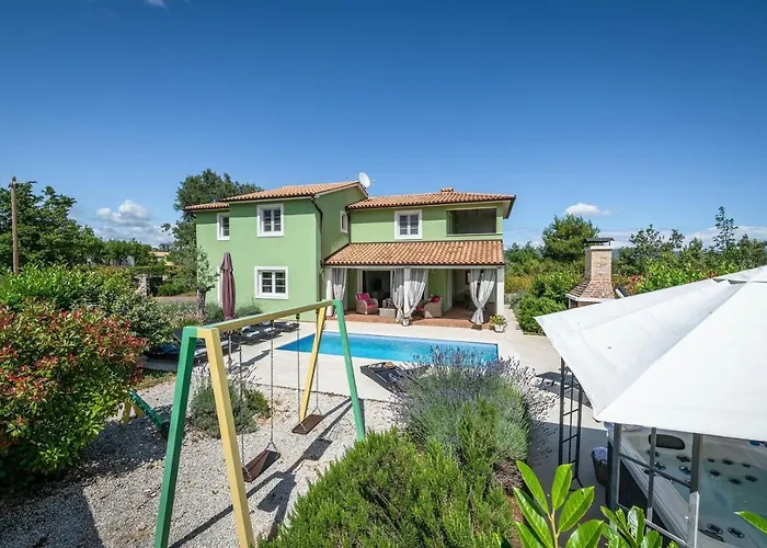 Spacious House / Pool / Jacuzzi / Playground / 6+2 Vakantiehuis Rakalj