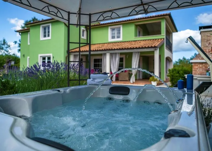 Spacious House / Pool / Jacuzzi / Playground / 6+2 *