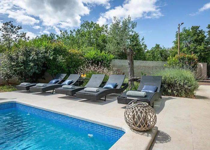 Spacious House / Pool / Jacuzzi / Playground / 6+2