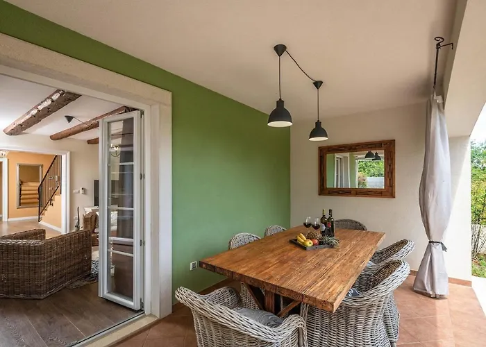 Vakantiehuis Spacious House / Pool / Jacuzzi / Playground / 6+2 Rakalj