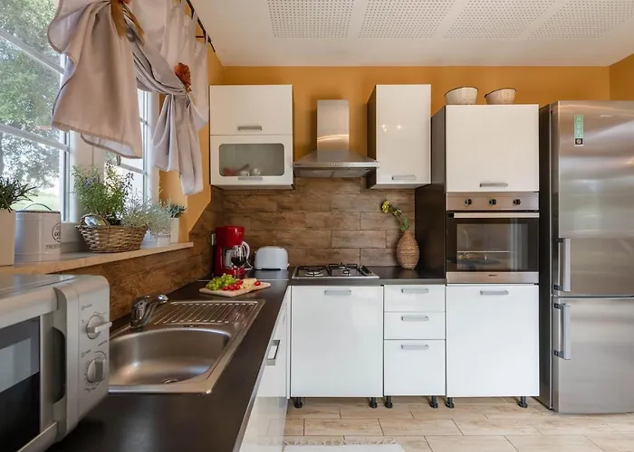 Vakantiehuis Spacious House / Pool / Jacuzzi / Playground / 6+2