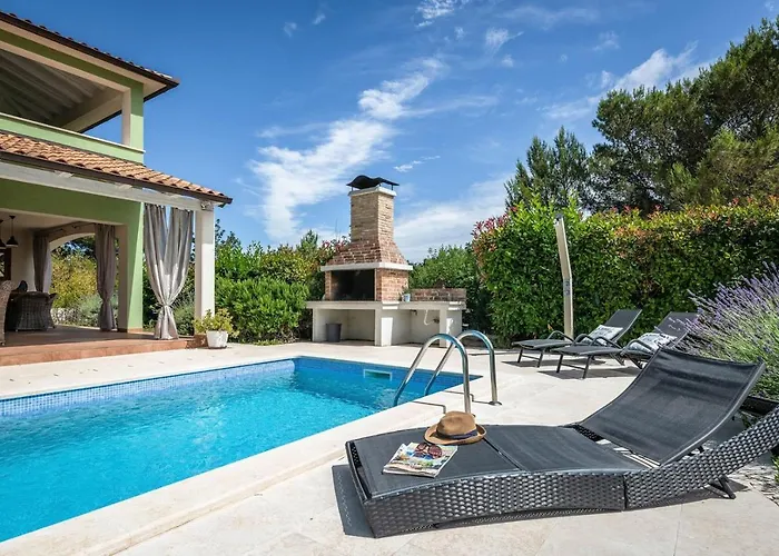 Spacious House / Pool / Jacuzzi / Playground / 6+2 Vakantiehuis