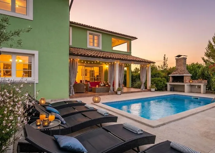 펜션 Spacious House / Pool / Jacuzzi / Playground / 6+2 *